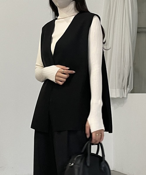 Louere（ルエレ）の「サイドオープンVネックベスト（ベスト・レディース・ブラック/アイボリー/ダークベージュ・FREE）」の2枚目の写真