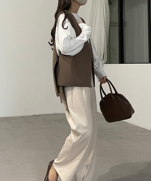 Louere（ルエレ）の「サイドオープンVネックベスト（ベスト・レディース・ブラック/アイボリー/ダークベージュ・FREE）」の9枚目の写真