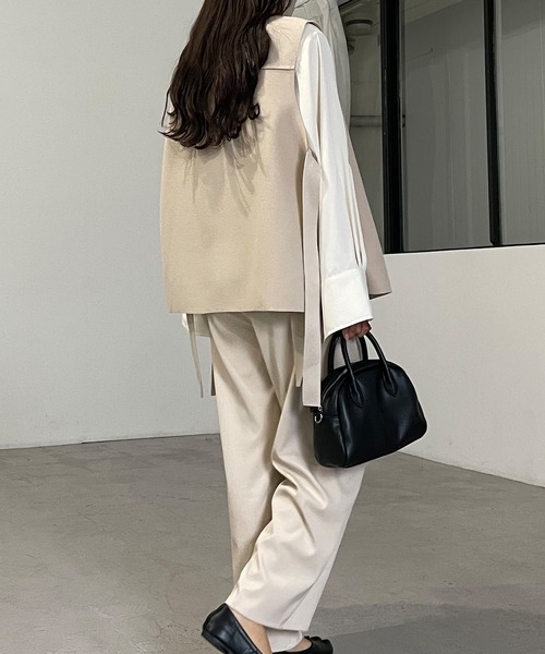 Louere（ルエレ）の「サイドオープンVネックベスト（ベスト・レディース・ブラック/アイボリー/ダークベージュ・FREE）」の5枚目の写真