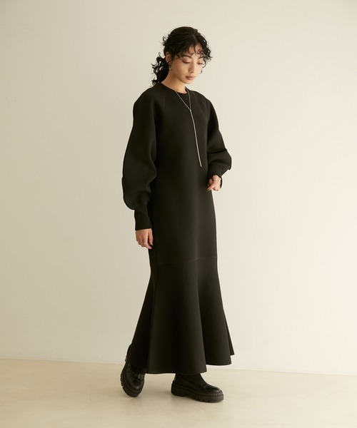 SALON adam et rope'（サロン アダム エ ロペ）の「ヘムフレア―ニットマーメイドワンピース（ワンピース・レディース・ブラック/ホワイト・FREE）」の3枚目の写真