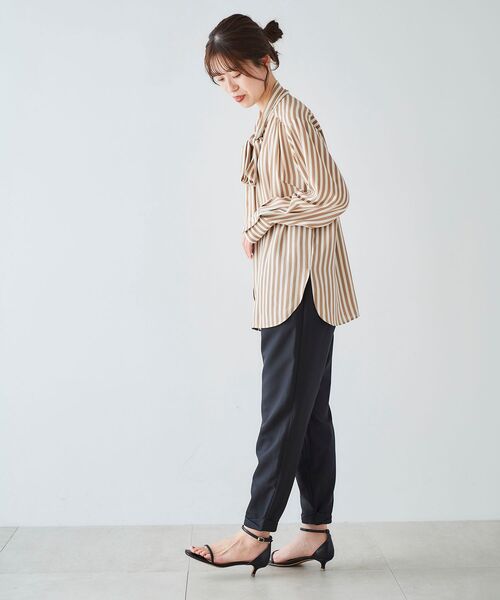 le.coeur blanc(ルクールブラン)の「ツイストヘムイージーテーパードパンツ(その他パンツ・レディース・ブラック/モカ/イエロー・38/36)」の12枚目の写真