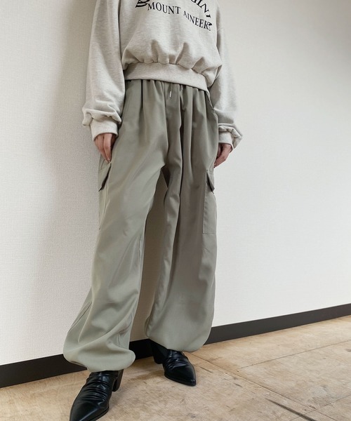 Reurie'(レウリィ)の「【ZOZO限定】ミリタリーカーゴパンツ / パラシュートパンツ ミリタリーパンツ アイボリー カーキ チャコール ブラック ロング(カーゴパンツ・レディース・カーキ/アイボリー/ブラック/チャコールグレー・FREE)」の4枚目の写真