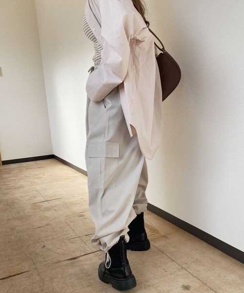 Reurie'(レウリィ)の「【ZOZO限定】ミリタリーカーゴパンツ / パラシュートパンツ ミリタリーパンツ アイボリー カーキ チャコール ブラック ロング(カーゴパンツ・レディース・カーキ/アイボリー/ブラック/チャコールグレー・FREE)」の2枚目の写真