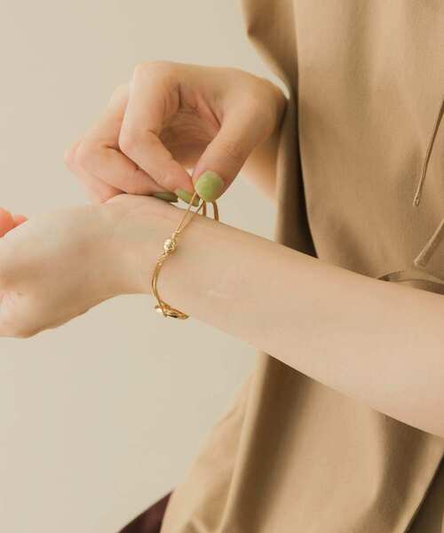 SMELLY(スメリー)の「『ドラマ着用商品』アシメラインチェーンマグネットブレスレット(ブレスレット・レディース・ゴールド・-)」の8枚目の写真