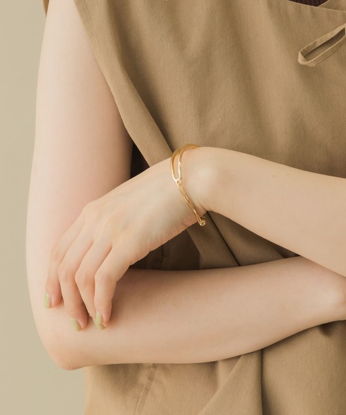 SMELLY(スメリー)の「『ドラマ着用商品』アシメラインチェーンマグネットブレスレット(ブレスレット・レディース・ゴールド・-)」の6枚目の写真