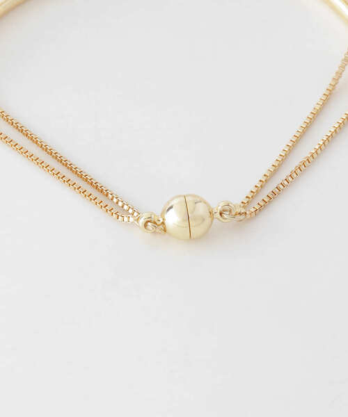 SMELLY(スメリー)の「『ドラマ着用商品』アシメラインチェーンマグネットブレスレット(ブレスレット・レディース・ゴールド・-)」の2枚目の写真