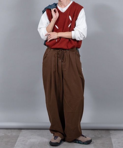 Perushu(ペルーシュ)の「リーフデザインニットベスト(ベスト・メンズ・ブラック/レッド系その他/ブラウン・LARGE/MEDIUM)」の4枚目の写真