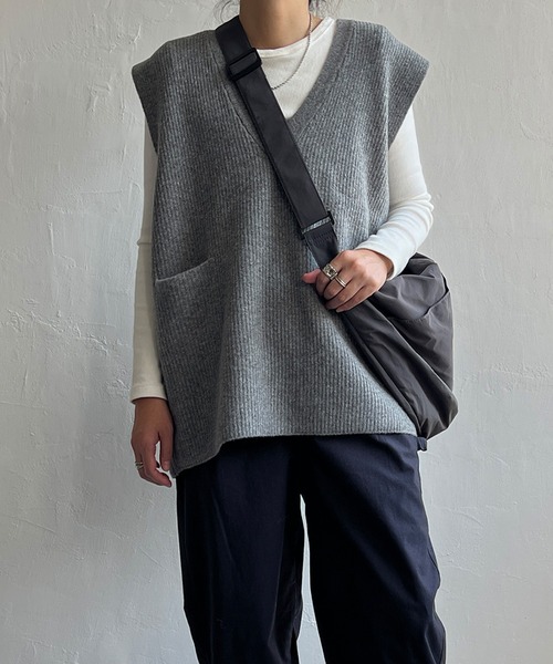 LBC（エルビーシー）の「ポケ付きニットロングベスト（ベスト・レディース・オフホワイト/グレー/ベージュ・M）」の2枚目の写真