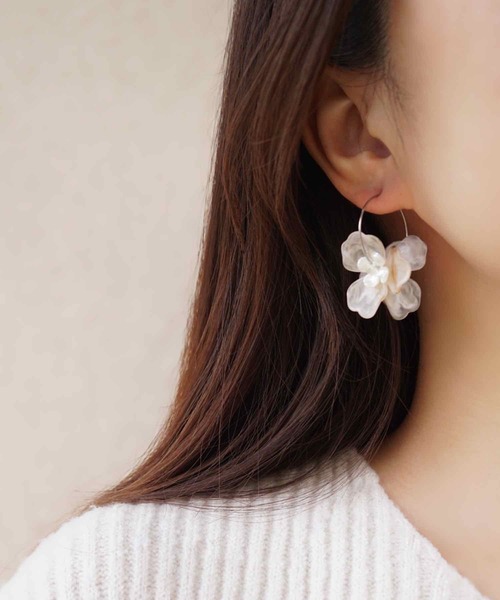 CERCA(チェルカ)の「jolie minette/フラワー シルバー フープピアス(ピアス(両耳用)・レディース・クリア/ホワイト/ピンク/ブラック/ピンク系/ホワイト系/ブラウン系/ラベンダー/ブルーパープル/アクア/ベージュ系・FREE)」の6枚目の写真