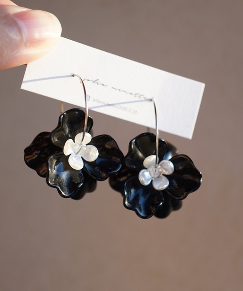 CERCA(チェルカ)の「jolie minette/フラワー シルバー フープピアス(ピアス(両耳用)・レディース・クリア/ホワイト/ピンク/ブラック/ピンク系/ホワイト系/ブラウン系/ラベンダー/ブルーパープル/アクア/ベージュ系・FREE)」の4枚目の写真