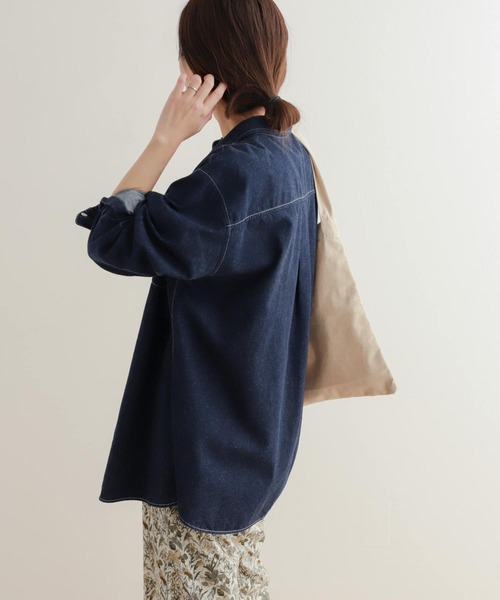 URBAN RESEARCH DOORS（アーバンリサーチドアーズ）の「デニムレギュラーカラーシャツ（Tシャツ/カットソー・レディース・ライトインディゴブルー/ワンウォッシュ・MEDIUM）」の17枚目の写真