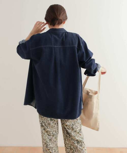 URBAN RESEARCH DOORS（アーバンリサーチドアーズ）の「デニムレギュラーカラーシャツ（Tシャツ/カットソー・レディース・ライトインディゴブルー/ワンウォッシュ・MEDIUM）」の18枚目の写真