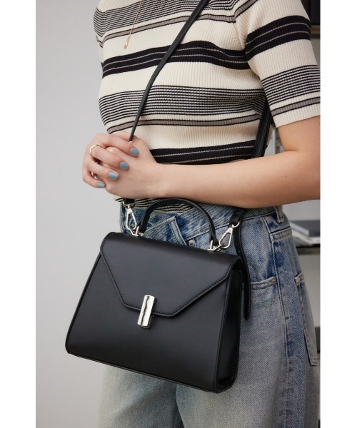 AZUL by moussy（アズールバイマウジー）の「ダイアゴナルワンハンドルフラップバッグ（ショルダーバッグ・レディース・ブラック/ライトベージュ・FREE）」の3枚目の写真