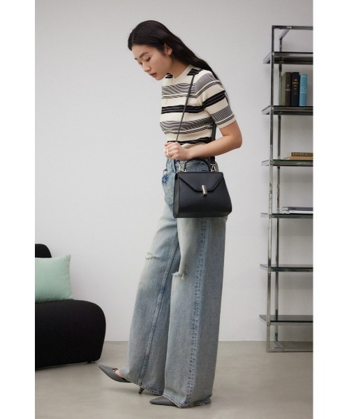 AZUL by moussy（アズールバイマウジー）の「ダイアゴナルワンハンドルフラップバッグ（ショルダーバッグ・レディース・ブラック/ライトベージュ・FREE）」の4枚目の写真