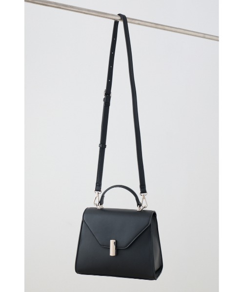 AZUL by moussy（アズールバイマウジー）の「ダイアゴナルワンハンドルフラップバッグ（ショルダーバッグ・レディース・ブラック/ライトベージュ・FREE）」の6枚目の写真