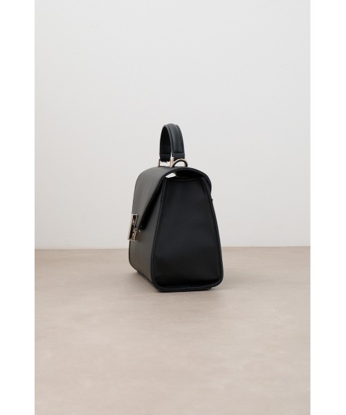 AZUL by moussy（アズールバイマウジー）の「ダイアゴナルワンハンドルフラップバッグ（ショルダーバッグ・レディース・ブラック/ライトベージュ・FREE）」の7枚目の写真