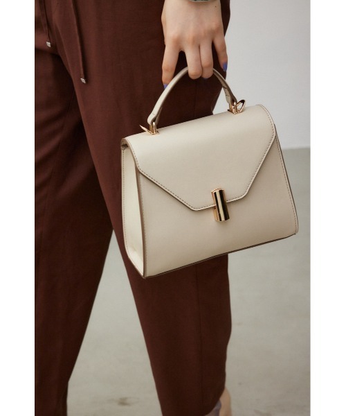 AZUL by moussy（アズールバイマウジー）の「ダイアゴナルワンハンドルフラップバッグ（ショルダーバッグ・レディース・ブラック/ライトベージュ・FREE）」の14枚目の写真
