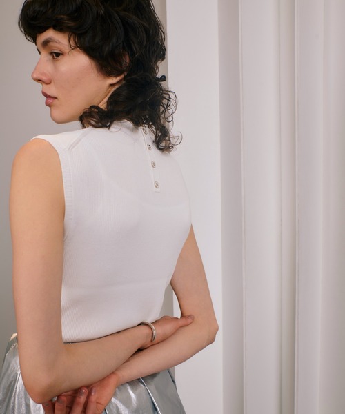 allureville（アルアバイル）の「バック釦ディティールプルオーバー（ニット/セーター・レディース・ベージュ/ネイビー/オフホワイト/グリーン・2）」の2枚目の写真