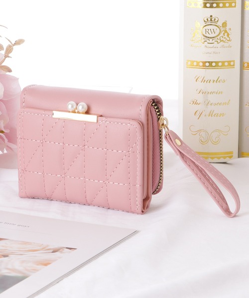ちぇた ピンクのレザー製、キルティングデザインの三つ折り財布 Lace Ladies（レースレディース）の「レザー調 キルティング パール