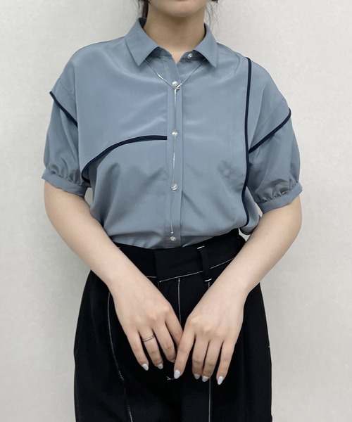 NICOLE CLUB（ニコル　クラブ）の「配色パイピング アシンメトリーブラウス（シャツ/ブラウス・レディース・ブルー/オフホワイト/ブラック・MEDIUM）」の3枚目の写真