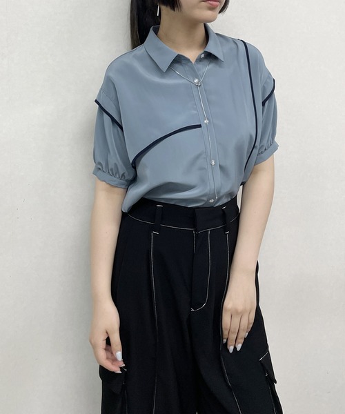 NICOLE CLUB（ニコル　クラブ）の「配色パイピング アシンメトリーブラウス（シャツ/ブラウス・レディース・ブルー/オフホワイト/ブラック・MEDIUM）」の16枚目の写真