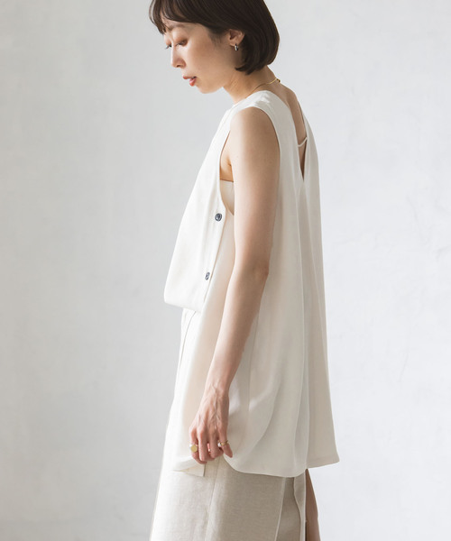 Noble（ノーブル）の「サイドボタンノースリーブブラウス