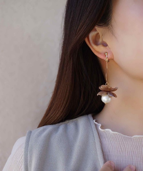 CERCA(チェルカ)の「jolie minette/フラワーパール ロング イヤリング(イヤリング・レディース・クリアイエロー/クリア/オリーブ/ブラウン系/ホワイト系/ブラック/アクア/ブルーパープル/ベージュ系/ピンク系/ラベンダー・FREE)」の21枚目の写真
