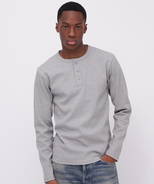 AVIREX(アヴィレックス)の「《DAILY/デイリー》RIB LONGSLEEVE HENLEY NECK T-SHIRT / リブ 長袖 ヘンリーネック Tシャツ デイリーウェア / AVIREX / アヴィレックス(Tシャツ/カットソー・メンズ・ロイヤルブルー/チャコール/ホワイト/ブラック/グレー・X-LARGE/SMALL/MEDIUM/LARGE)」の4枚目の写真