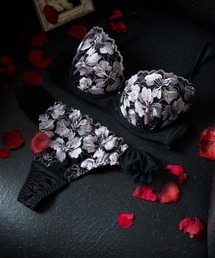 Dolce Fiora（ドルチェフィオラ）の「【ノンワイヤーみたいな着け心地】しっかり胸をしっかり支えてくれるソフトワイヤーブラ&Tバック（ブラ&ショーツ）」