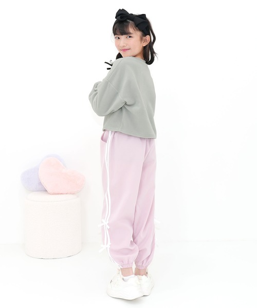Bee des Bee(ビーデスビー)の「クロップド丈フリース地トレーナー(スウェット・キッズ・ブラック/アイボリー/ライトブルー/ライトグレー・100cm/110cm/120cm/130cm/140cm/150cm)」の7枚目の写真