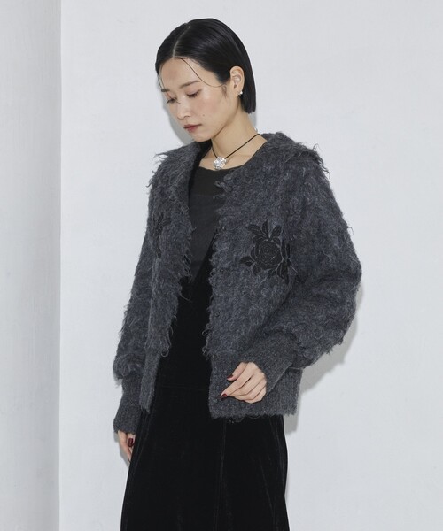 Firsthand(ファーストハンド)の「Firsthand/ファーストハンド ローズ刺繍シャギーニットカーディガン(カーディガン/ボレロ・レディース・オフホワイト/チャコールグレー/サックスブルー・FREE)」の11枚目の写真