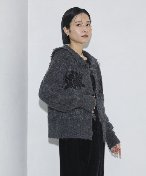 Firsthand(ファーストハンド)の「Firsthand/ファーストハンド ローズ刺繍シャギーニットカーディガン(カーディガン/ボレロ・レディース・オフホワイト/チャコールグレー/サックスブルー・FREE)」の14枚目の写真