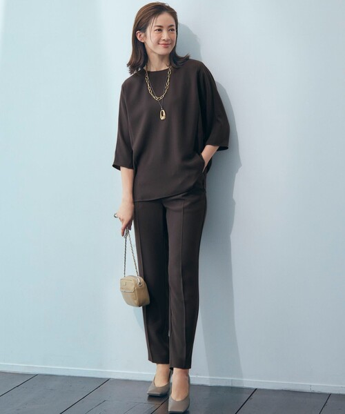 23区 L(ニジュウサンクオオキイサイズ)の「【吸水速乾/UVカット/接触冷感】ストレッチジョーゼット ドルマン カットソー(Tシャツ/カットソー・レディース・ネイビー系/ベージュ系/ダークブラウン系/ブラック系・46/44)」の12枚目の写真
