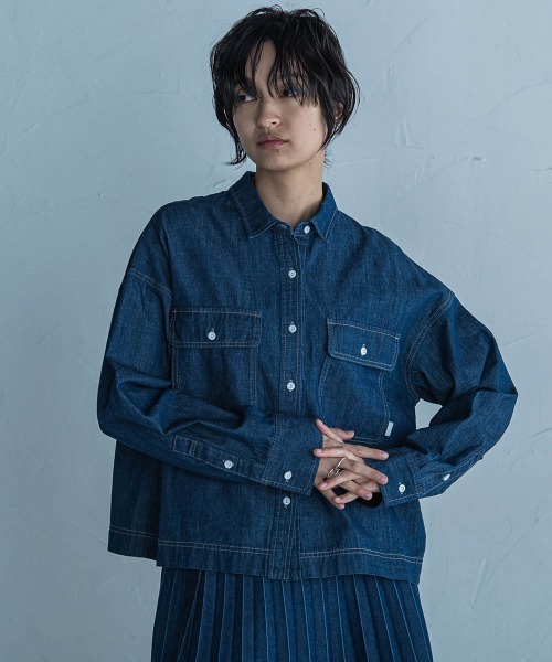 MAYSON GREY(メイソングレイ)の「デニムクロップドシャツ≪洗濯機で洗える≫(シャツ/ブラウス・レディース・ネイビー/ブルー・M)」の1枚目の写真
