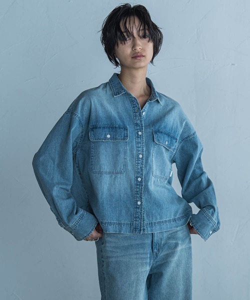 MAYSON GREY(メイソングレイ)の「デニムクロップドシャツ≪洗濯機で洗える≫(シャツ/ブラウス・レディース・ネイビー/ブルー・M)」の2枚目の写真