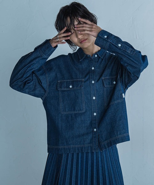 MAYSON GREY(メイソングレイ)の「デニムクロップドシャツ≪洗濯機で洗える≫(シャツ/ブラウス・レディース・ネイビー/ブルー・M)」の4枚目の写真