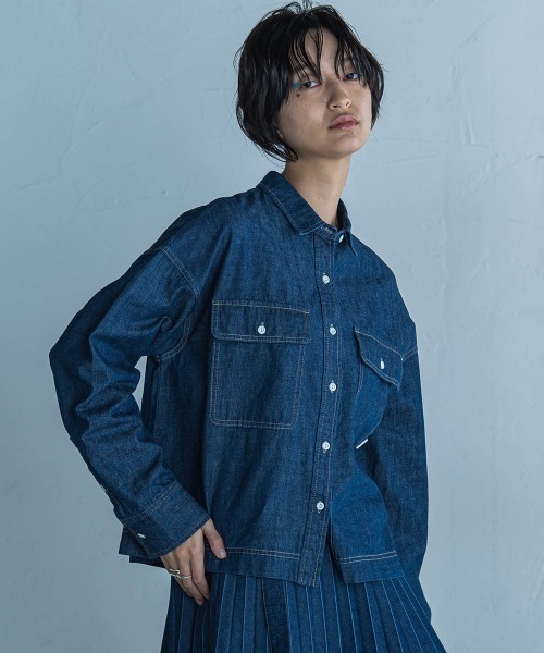 MAYSON GREY(メイソングレイ)の「デニムクロップドシャツ≪洗濯機で洗える≫(シャツ/ブラウス・レディース・ネイビー/ブルー・M)」の3枚目の写真
