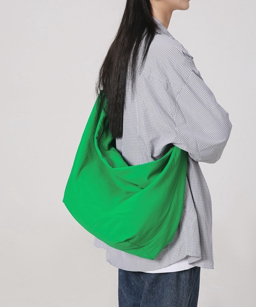 TONE SELECT GOODS（トーンセレクトグッズ）の「urbanfemine./大容量ショルダーバッグ U7437（ショルダーバッグ・レディース・ベージュ/グリーン/ピンク/ホワイト/ブラック・FREE）」の4枚目の写真