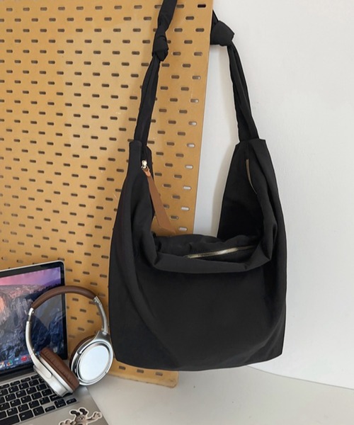 TONE SELECT GOODS（トーンセレクトグッズ）の「urbanfemine./大容量ショルダーバッグ U7437（ショルダーバッグ・レディース・ベージュ/グリーン/ピンク/ホワイト/ブラック・FREE）」の3枚目の写真