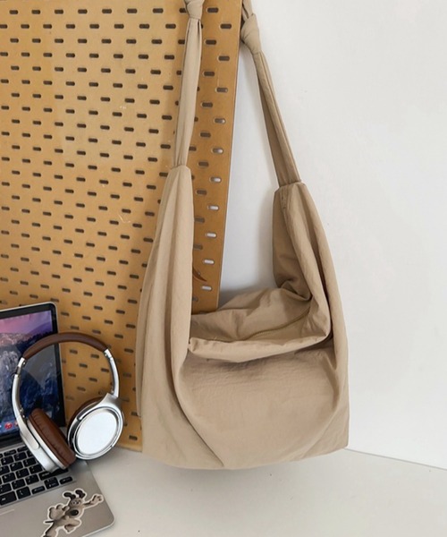 TONE SELECT GOODS（トーンセレクトグッズ）の「urbanfemine./大容量ショルダーバッグ U7437（ショルダーバッグ・レディース・ベージュ/グリーン/ピンク/ホワイト/ブラック・FREE）」の16枚目の写真