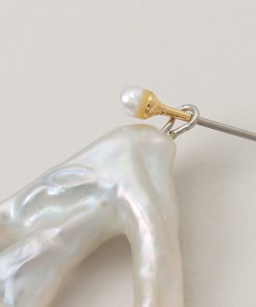 IENA（イエナ）の「VIOLETTE ROOM/バイオレットルーム VRA EARINGS ピアス(両耳) VRA25208（ピアス（両耳用）・レディース・ホワイト・FREE）」の3枚目の写真