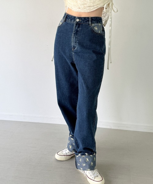 junoah（ジュノア）の「花柄刺繍ロールアップデニムパンツ（デニム
