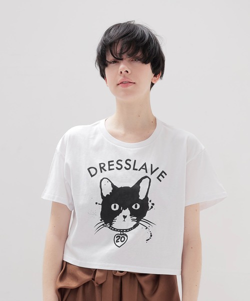 BLACK SCORE（ブラックスコア）の「BLACK SCORE × DRESSLAVE / 20th bell cat tee(アニバーサリー ベルキャットミドリフ丈Tシャツ BSMCC UNISEX T SHIRT)（Tシャツ/カットソー・レディース・ホワイト/ベージュ・38）」の2枚目の写真