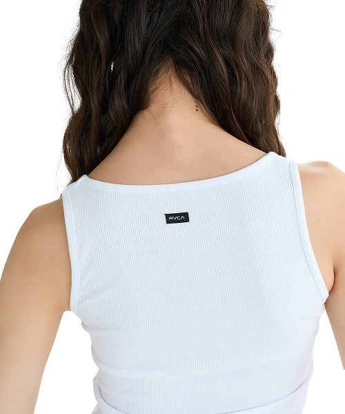 RVCA（ルーカ）の「RVCA レディース ONSHORE RIBBED TT タンクトップ 【2025年夏モデル】/ルーカカップ付きクロップド丈リブタンクトップ（タンクトップ・レディース・ブラック/ピンク系その他/ホワイト・SMALL/MEDIUM）」の7枚目の写真
