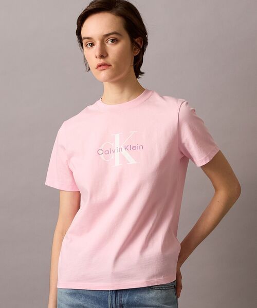 Calvin Klein(カルバン・クライン)の「モノグラムクルーネックショートスリーブTシャツ(Tシャツ/カットソー・レディース・レッド/ピンク/ブラック/ライトブルー/モーブ系3/ライトカーキ・XS/XXS/S)」の5枚目の写真