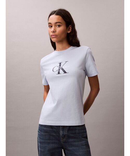 Calvin Klein(カルバン・クライン)の「モノグラムクルーネックショートスリーブTシャツ(Tシャツ/カットソー・レディース・レッド/ピンク/ブラック/ライトブルー/モーブ系3/ライトカーキ・XS/XXS/S)」の3枚目の写真