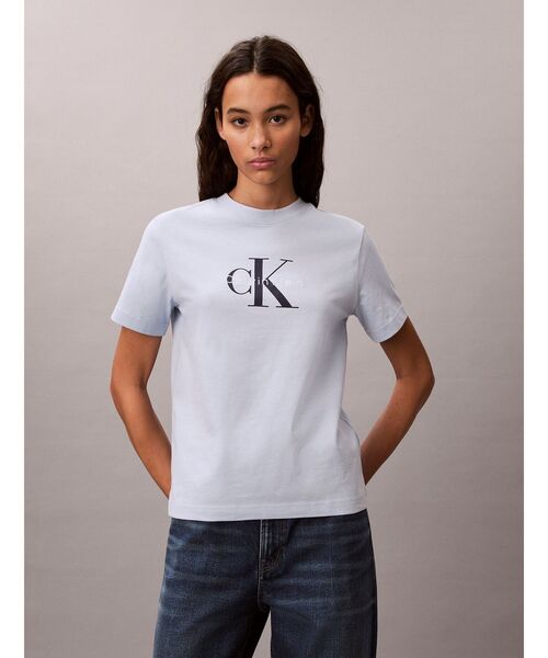 Calvin Klein(カルバン・クライン)の「モノグラムクルーネックショートスリーブTシャツ(Tシャツ/カットソー・レディース・レッド/ピンク/ブラック/ライトブルー/モーブ系3/ライトカーキ・XS/XXS/S)」の15枚目の写真