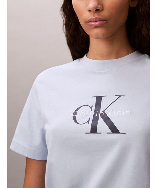 Calvin Klein(カルバン・クライン)の「モノグラムクルーネックショートスリーブTシャツ(Tシャツ/カットソー・レディース・レッド/ピンク/ブラック/ライトブルー/モーブ系3/ライトカーキ・XS/XXS/S)」の18枚目の写真