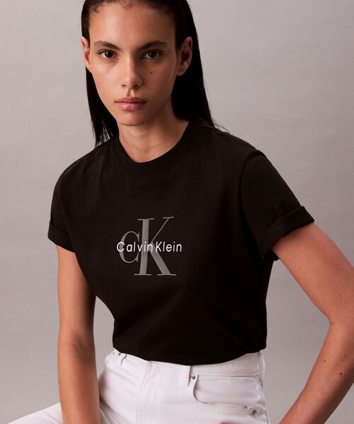 Calvin Klein(カルバン・クライン)の「モノグラムクルーネックショートスリーブTシャツ(Tシャツ/カットソー・レディース・レッド/ピンク/ブラック/ライトブルー/モーブ系3/ライトカーキ・XS/XXS/S)」の22枚目の写真