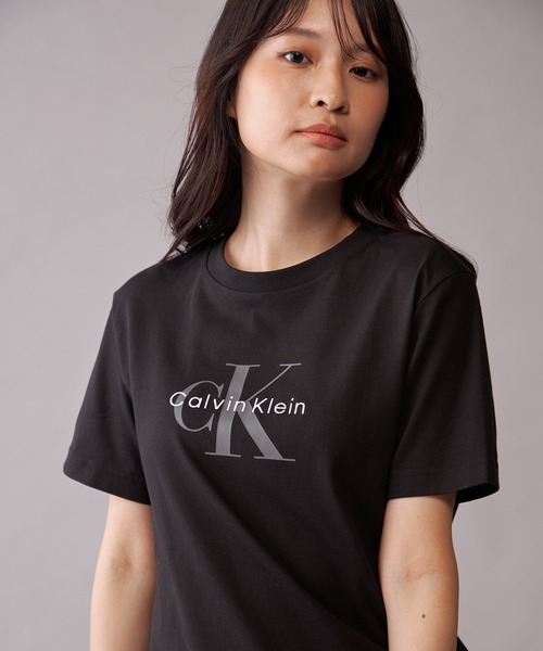 Calvin Klein(カルバン・クライン)の「モノグラムクルーネックショートスリーブTシャツ(Tシャツ/カットソー・レディース・レッド/ピンク/ブラック/ライトブルー/モーブ系3/ライトカーキ・XS/XXS/S)」の1枚目の写真